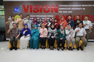 Rektor UPNVJ Beri Penghargaan Dosen dan Tendik Berdedikasi