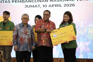 Rektor UPNVJ Bersama Wagub DKI Jakarta Serahkan Beasiswa KJMU