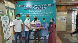 Ika Alumni Fakultas Ekonomi dan Bisnis UPNVJ Bagikan APD dan Handsanitizer