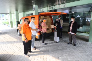 UPN Veteran Jakarta Kirimkan Paket Mahasiswa Baru 2020 Melalui Pos Indonesia
