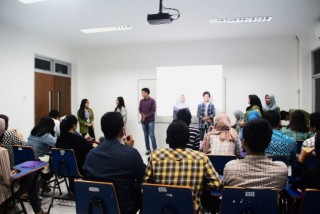 DIALOG KOMUNIKASI  by HIMAIKOM