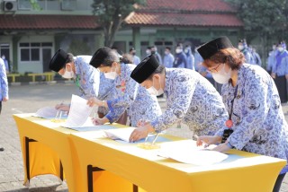 Lantik 208 Pegawai Pemerintah dengan Perjanjian Kerja, Rektor UPNVJ: Mari Tunjukan Semangat Baru dan Tanggung Jawab Baru