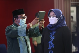 Rektor UPNVJ Lantik Kepala Biro Umum dan Keuangan