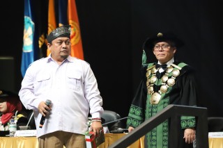 Wisuda Ke-77 UPNVJ, Rektor Serahkan Alumni Baru kepada Ketua IKA Sayed Junaidi Rizaldi
