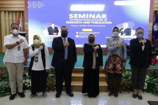 Hadirkan Prof. Tjitjik dan Prof. Emeritus Dato’ Seri Dr Mohamed Mustafa Ishak, LPPM Gelar “Internationalization of Research and Publication” 2022