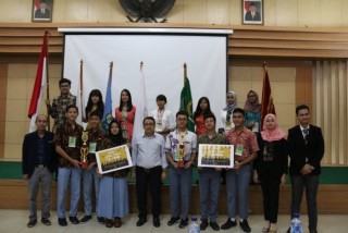 SMA Negeri 3 Depok Raih Juara Pertama dalam Kompetisi Debat Hukum Veteran Law Festival 2017