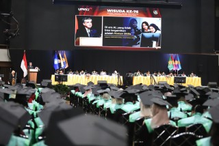 Hadiri Wisuda UPNVJ, Menaker Yassierli Ajak Lulusan Siap Hadapi Dunia Kerja Berbasis Keterampilan