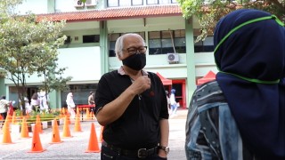 Kakek Antar Cucu Tes UTBK : Sebagai Bentuk Dukungan Agar Semangat Ujian