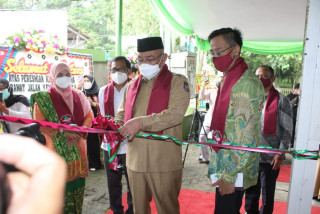 Dr. Aulia Dosen FK UPNVJ, Dampingi Wakil Walikota Depok Terpilih Mohammad Idris Resmikan Klinik Kesehatan Di Wilayah Pancoran Mas