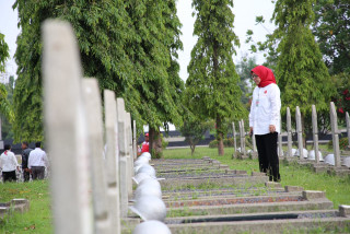 Peringati Hari Bela Negara, Sivitas Akademika UPNVJ Berziarah ke Taman Makam Pahlawan Kalibata