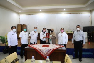 Alumni UPNVJ, Bupati Indramayu Tandatangani MoU dengan Rektor