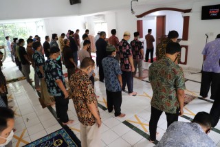 UPNVJ Terapkan Protokoler Era New Normal dalam Pelaksanaan Shalat Jum’at