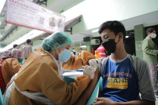 Kontribusi Nyata Alumni UPNVJ dalam Sentra Vaksinasi 2021: Jangan Takut Vaksin! Pastikan Kondisi Tubuh Sehat