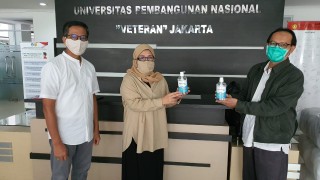 Serah Terima Bantuan Untuk Pencegahan Covid 19 oleh Rektor UPNVJ Kepada Dekan Fikes