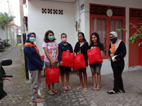 UPNVJ Distribusikan Makanan untuk Mahasiswa yang Masih Tinggal Di Kosan Lingkungan Kampus
