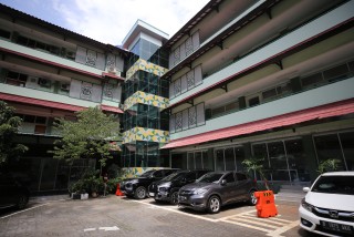 Pemanfaatan Lift Baru di FEB Tingkatkan Aksesibilitas Mahasiswa Penyandang Disabilitas dan Sivitas Akademika UPNVJ