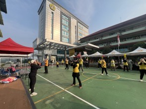 Senam Kicau Mania Ramaikan Jumat Ceria di Kampus UPNVJ Limo