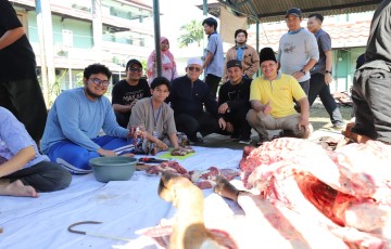 Wujudkan Makna Al-Kautsar, DKM Manbaul Ulum UPNVJ Salurkan Kurban untuk Sivitas Akademika dan Warga Sekitar