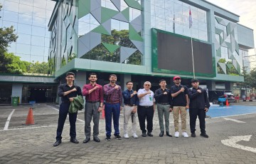 Rektor UPN Veteran Jakarta Sapa Hangat Mahasiswa Internasional dari berbagai Negara di Lobby Kampus