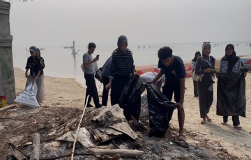 Dari Pantai Kresek hingga Pantai Bintang, Mahasiswa UPNVJ Bergerak Bersihkan Pulau Pari