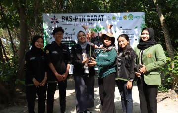 Peringati Hari Lingkungan Hidup, UPNVJ dan BKS-PTN Barat Tanam Mangrove di Pulau Pari