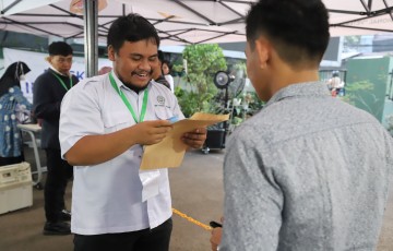 Panitia UTBK UPNVJ Limo Bantu Peserta Salah Lokasi hingga Berkas Tidak Lengkap