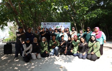 Jaga “Pagar Laut”, Perempuan Nelayan Pulau Pari Gandeng Mahasiswa UPNVJ Tanam Mangrove